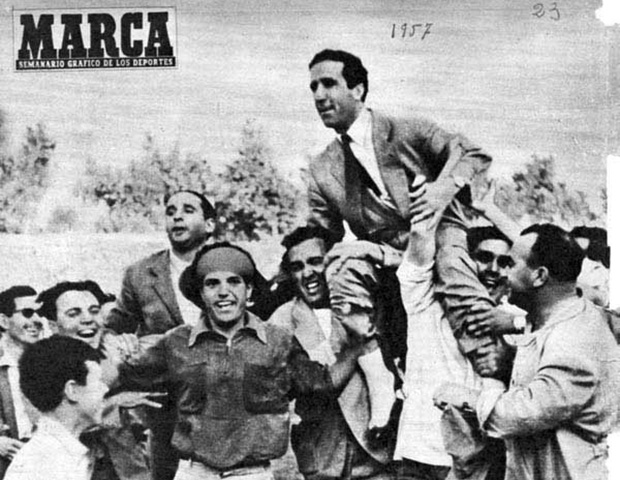 HH carried on the shoulders of Seville fans after the victory against Real Madrid - 1957